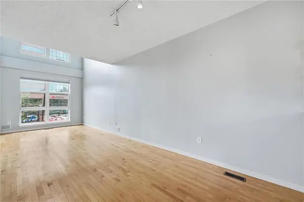 4577 Madison AVE #E4, Kansas City, MO 64111