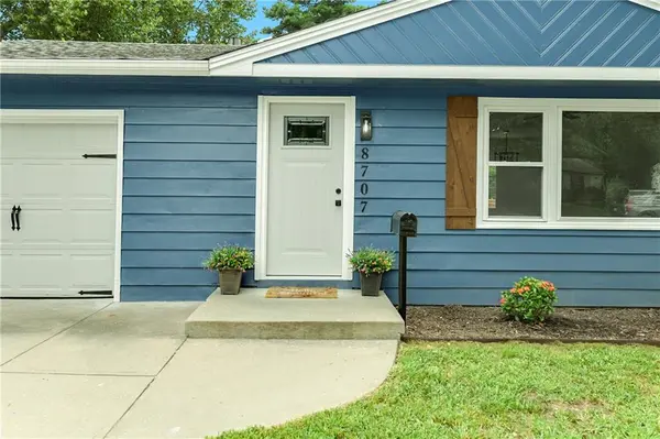 8707 E 80th TER, Raytown, MO 64138