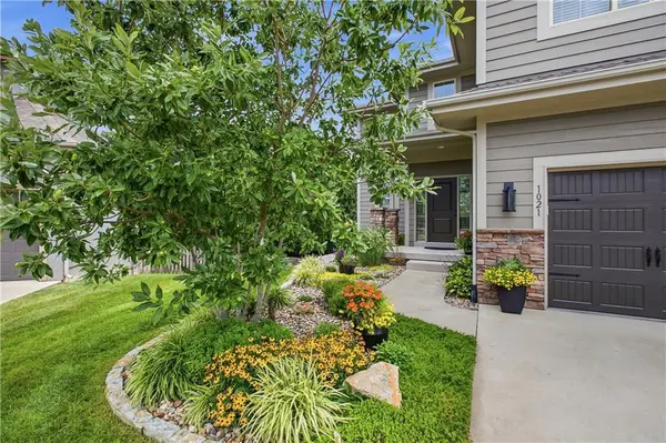 1021 SE Scarlet CT, Blue Springs, MO 64014