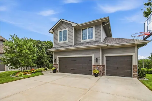 1021 SE Scarlet CT, Blue Springs, MO 64014