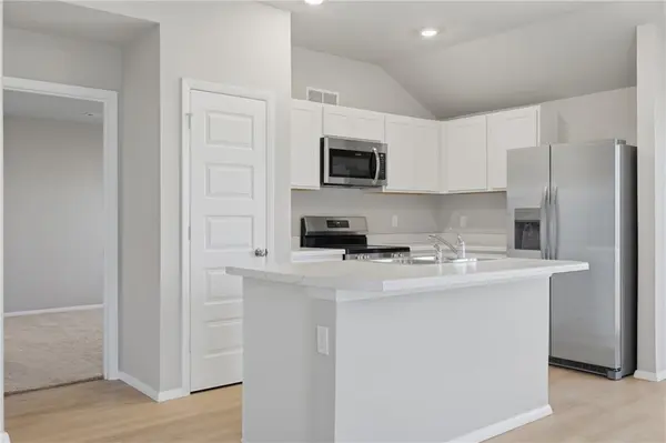 422 Valley View DR, Tonganoxie, KS 66086