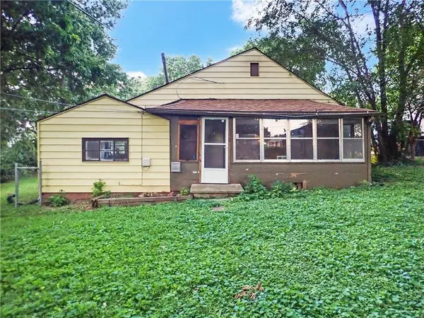 8438 Douglas AVE, Kansas City, MO 64114