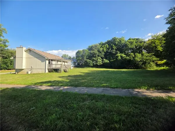 7818 N Amoret AVE, Kansas City, MO 64151