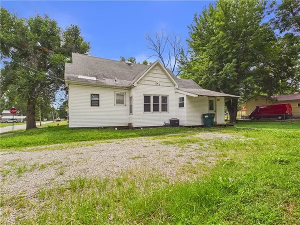 219 N 3rd ST, Clinton, MO 64735