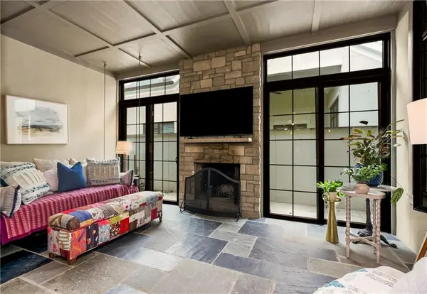 5207 Meadowbrook Pkwy, Prairie Village, KS 66207