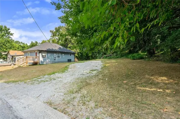 1318 Clinton ST, Lexington, MO 64067