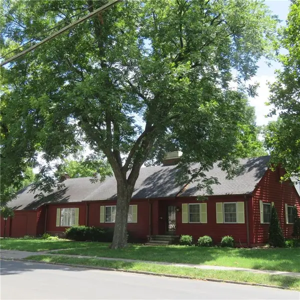 401 E BROADWAY ST, Iola, KS 66749