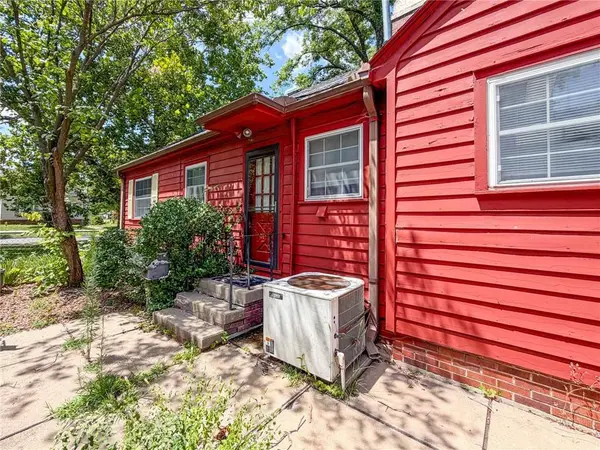 401 E BROADWAY ST, Iola, KS 66749