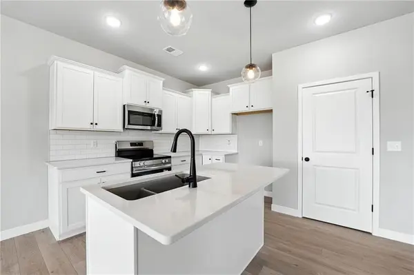 12425 S Redwood ST, Lee's Summit, MO 64086