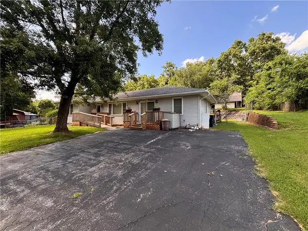 10720 E 43rd ST, Kansas City, MO 64133