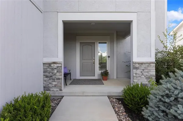 8492 Valley Spring DR, De Soto, KS 66018