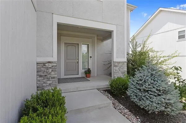8492 Valley Spring DR, De Soto, KS 66018