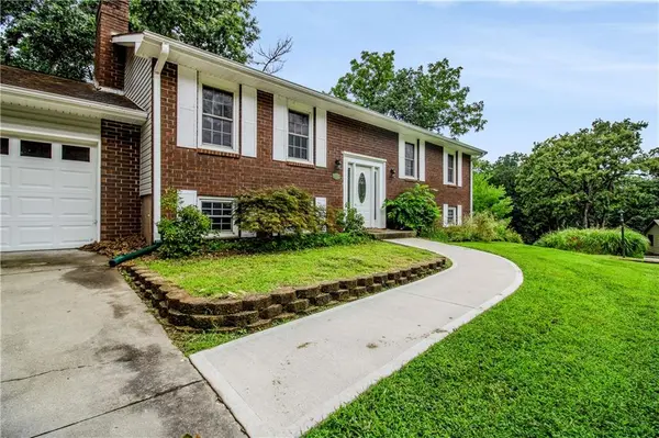 15 Circle DR, Warrensburg, MO 64093
