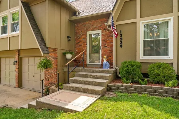 13924 S Tomahawk DR, Olathe, KS 66062