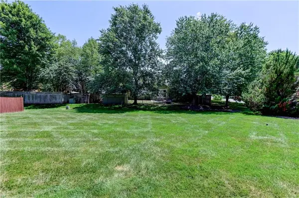 713 Rock Creek DR, Lansing, KS 66043