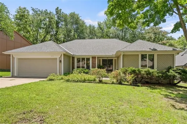 11715 W 102nd TER, Overland Park, KS 66214