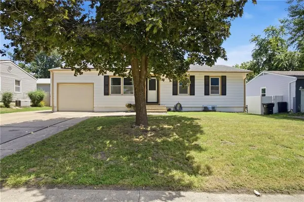 1211 N Cedar Crest DR, Independence, MO 64056
