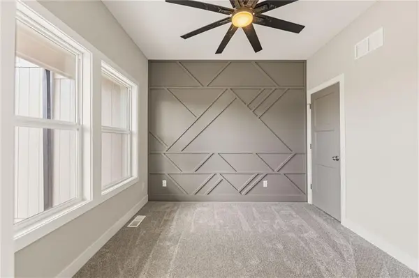 820 SE Partridge LN, Blue Springs, MO 64014