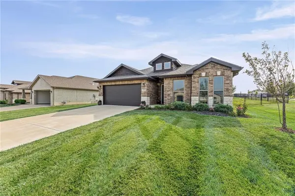 7559 Arapahoe DR, Shawnee, KS 66227