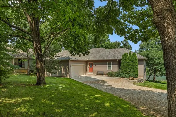 5380 Choctaw LN, Mclouth, KS 66054