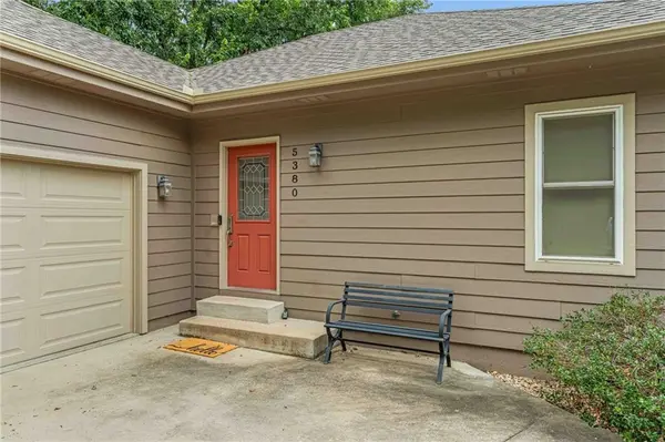 5380 Choctaw LN, Mclouth, KS 66054