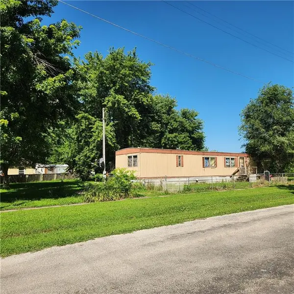 200 W 5th ST, Henrietta, MO 64036