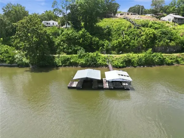 Rosey LN, Edwards, MO 65326