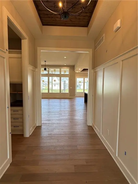 18500 Pawnee LN, Overland Park, KS 66085