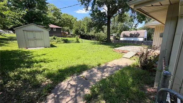 1424 Western ST, Leavenworth, KS 66048