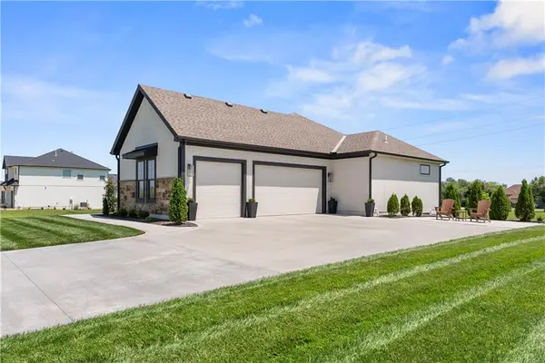 9717 Ingrid ST, De Soto, KS 66018