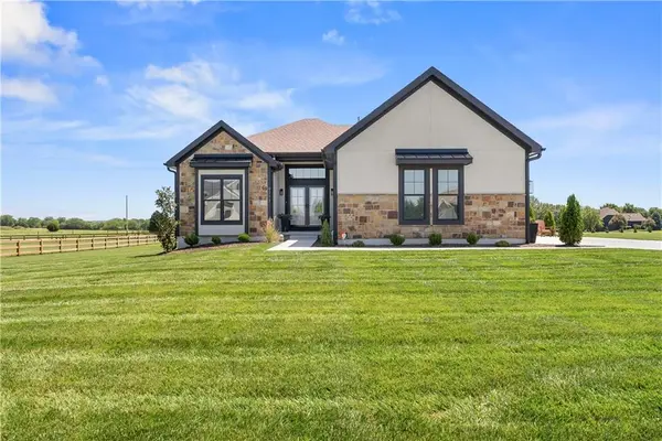 9717 Ingrid ST, De Soto, KS 66018