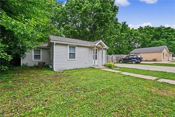 1418 Maple LN, Lawrence, KS 66044