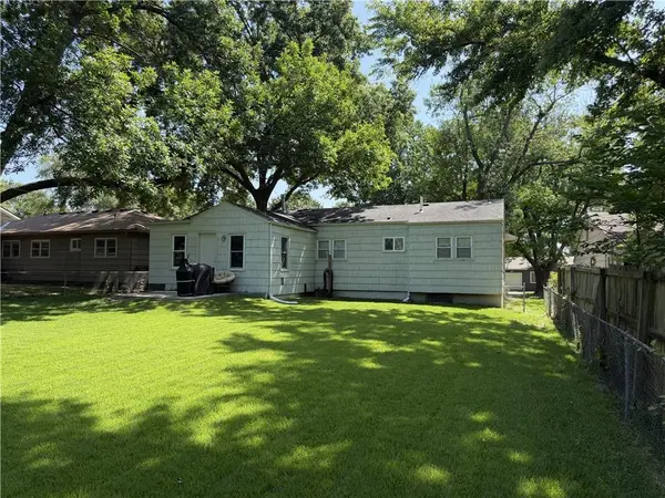 8352 Locust ST, Kansas City, MO 64131