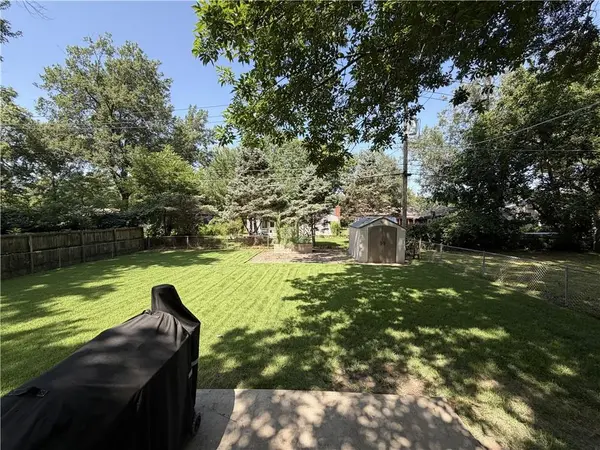 8352 Locust ST, Kansas City, MO 64131