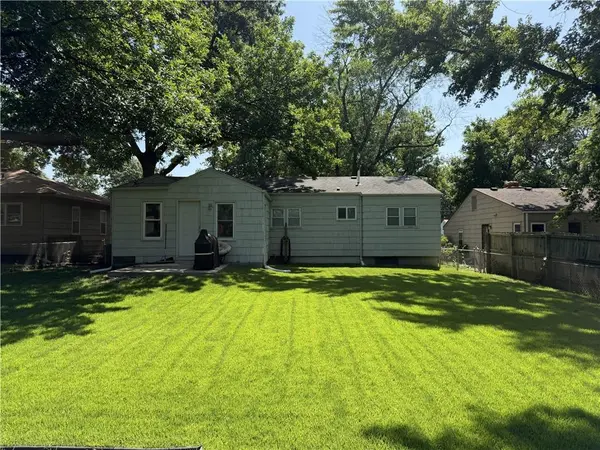 8352 Locust ST, Kansas City, MO 64131