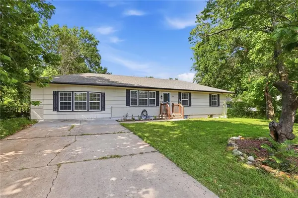 304 E South ST, Harrisonville, MO 64701