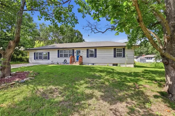 304 E South ST, Harrisonville, MO 64701