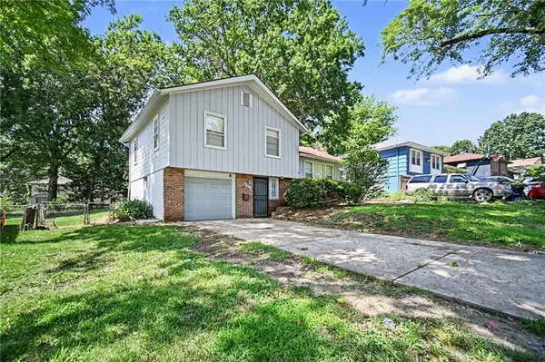 8007 E 93rd ST, Kansas City, MO 64138