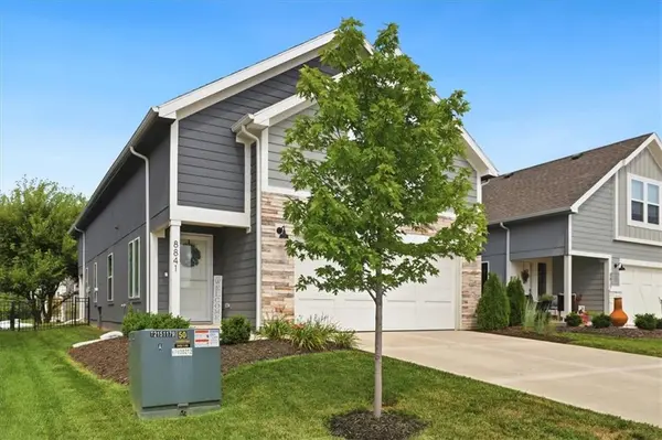 8841 SW 9th TER, Lee's Summit, MO 64064