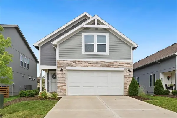 8841 SW 9th TER, Lee's Summit, MO 64064