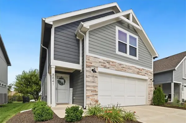 8841 SW 9th TER, Lee's Summit, MO 64064