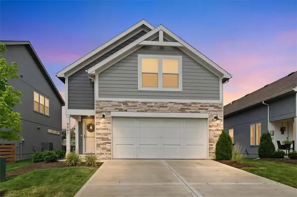 8841 SW 9th TER, Lee's Summit, MO 64064