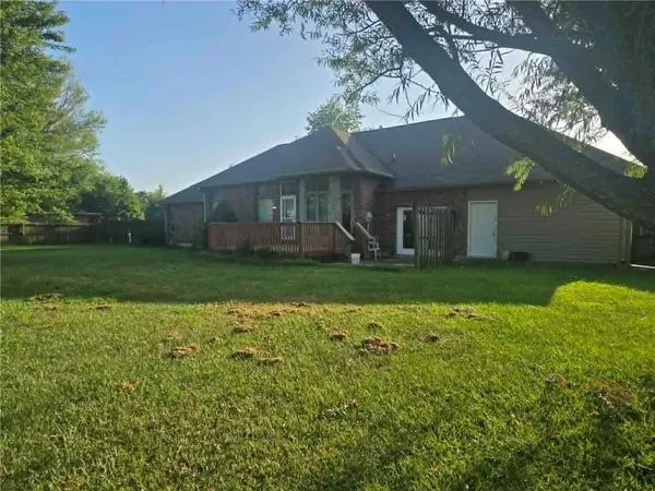 2011 E Epicurean DR, Clinton, MO 64735