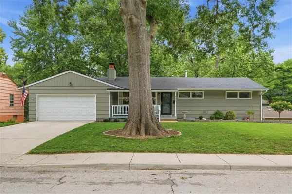 8025 Maple ST, Prairie Village, KS 66208