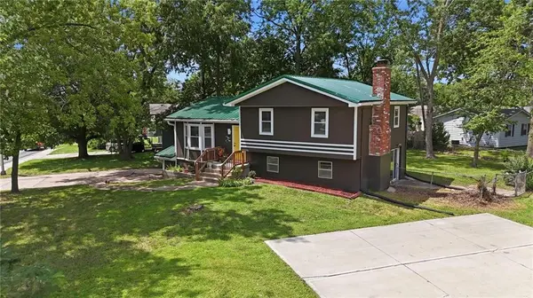 1010 E Langsford RD, Lee's Summit, MO 64063