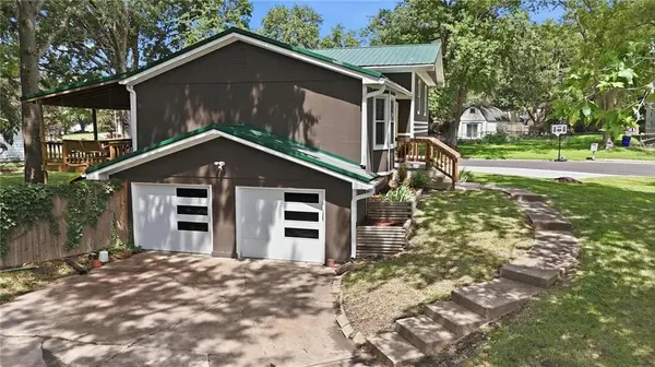 1010 E Langsford RD, Lee's Summit, MO 64063