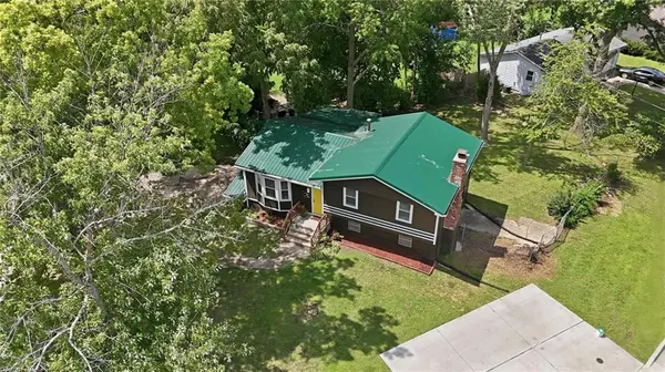 1010 E Langsford RD, Lee's Summit, MO 64063