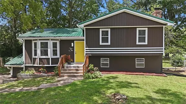 1010 E Langsford RD, Lee's Summit, MO 64063