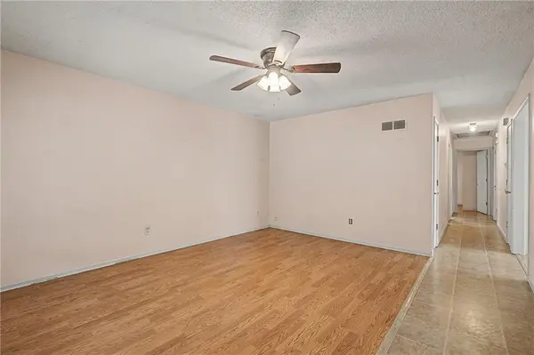 1526 N Pleasant ST, Independence, MO 64050