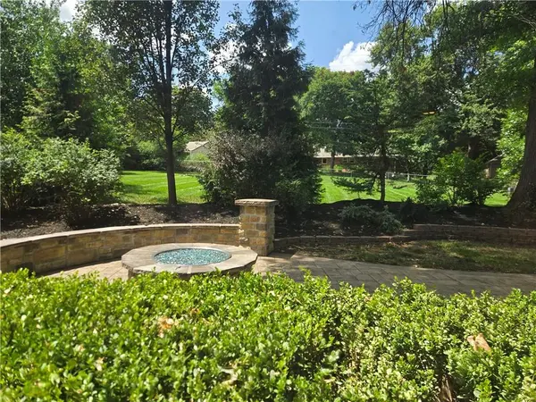 9536 Manor RD, Leawood, KS 66206